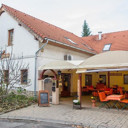 Hotel Turul Étterem és Panzió à Kaposvár Extérieur photo