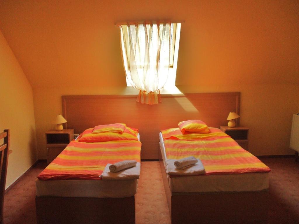 Hotel Turul Étterem és Panzió à Kaposvár Extérieur photo