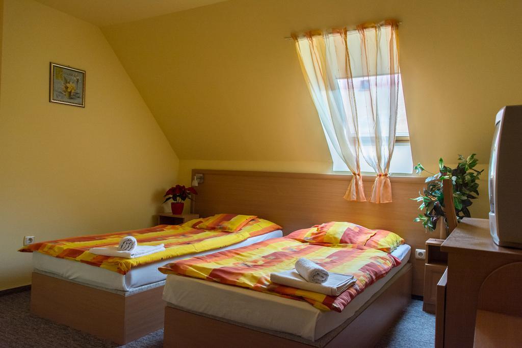 Hotel Turul Étterem és Panzió à Kaposvár Extérieur photo
